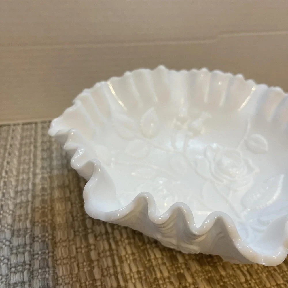 Vintage Milk glass‎ ruffled edge rose pattern bowl